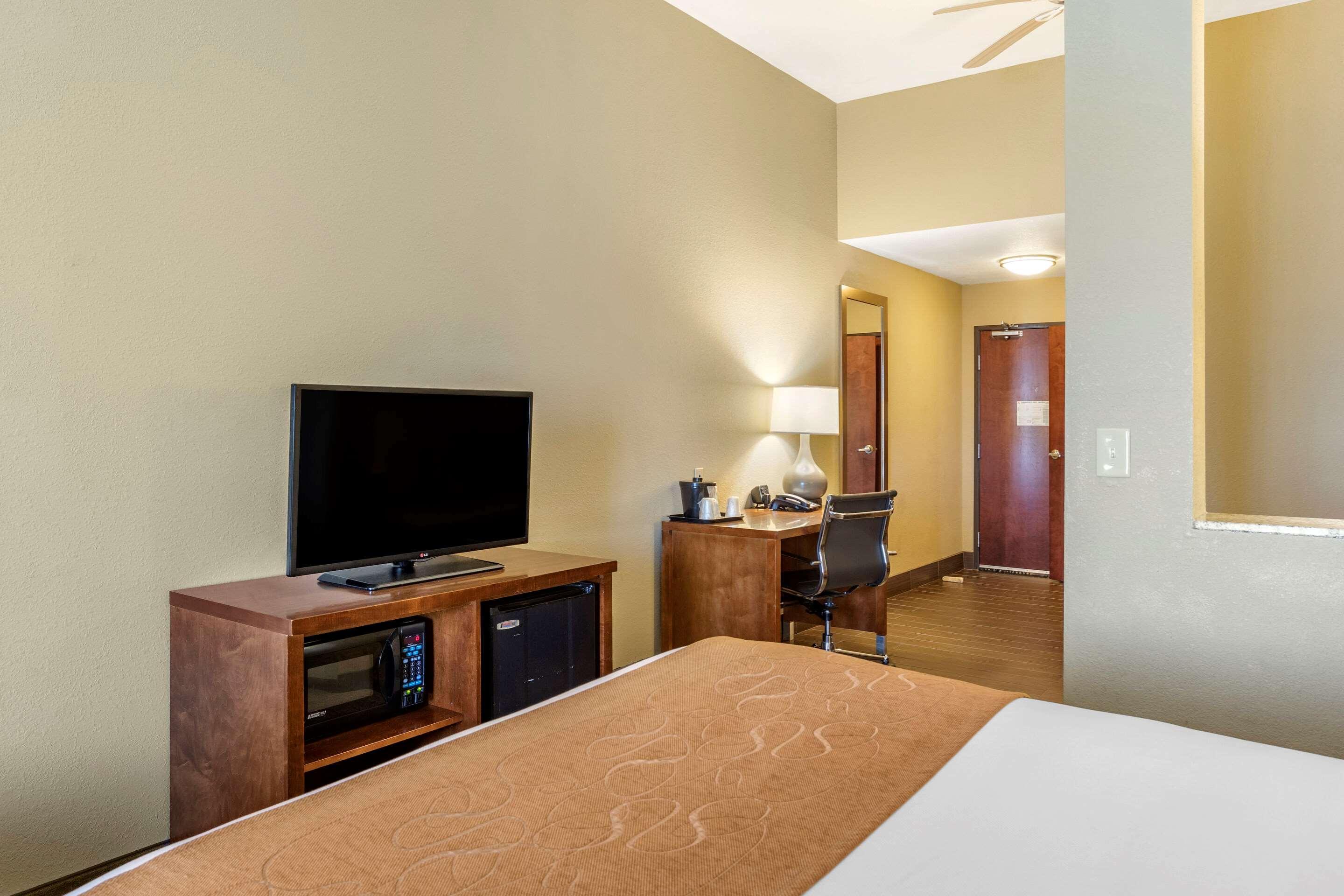 Comfort Suites Batesville Exterior photo